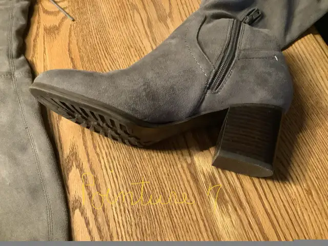 Bottes hautes grises in Women's - Shoes in Québec City - Image 3