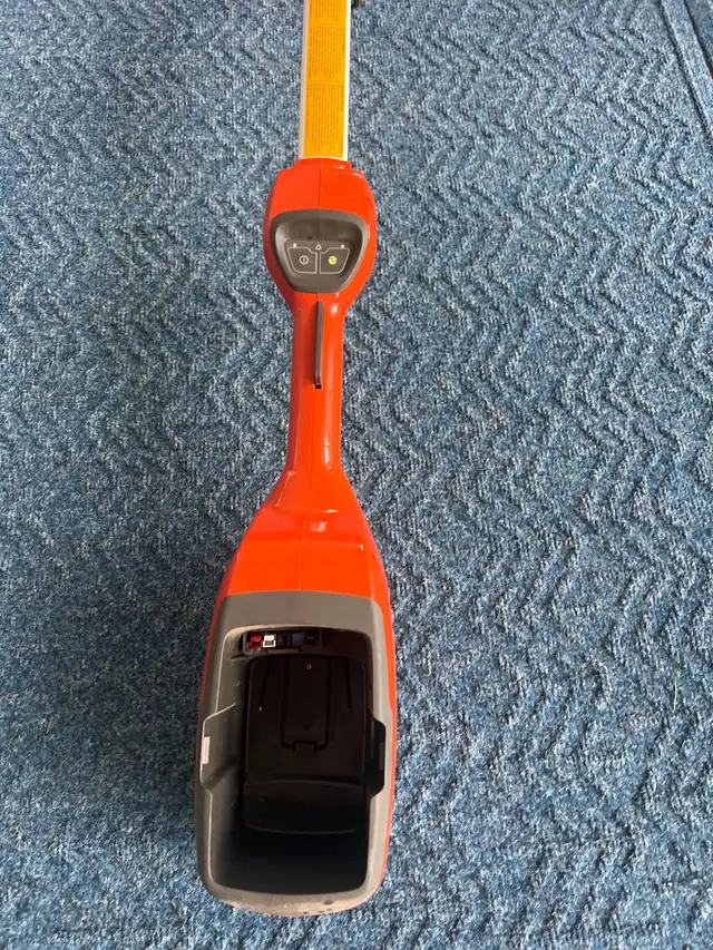 Husqvarna 115iL Electric telescopic string trimmer new in Lawnmowers & Leaf Blowers in Belleville - Image 3