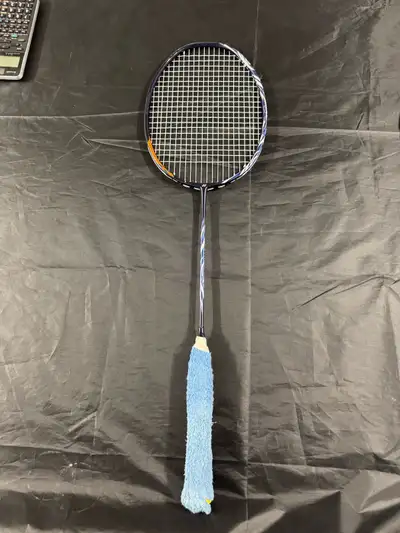 Astrox 100zz blue Cette couleur ne se fait pu Très rare Des égratignures sont présentes sur le cadre...