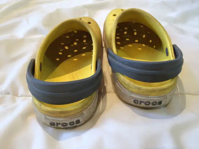 Kids Crocs Yellow size J 1 (Big kids) in Kids & Youth in Bathurst - Image 4