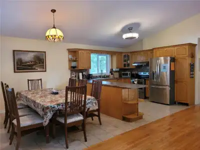Spacious and fully furnished 5-bedroom house in Wasaga Beach available September to April 2025 – not...