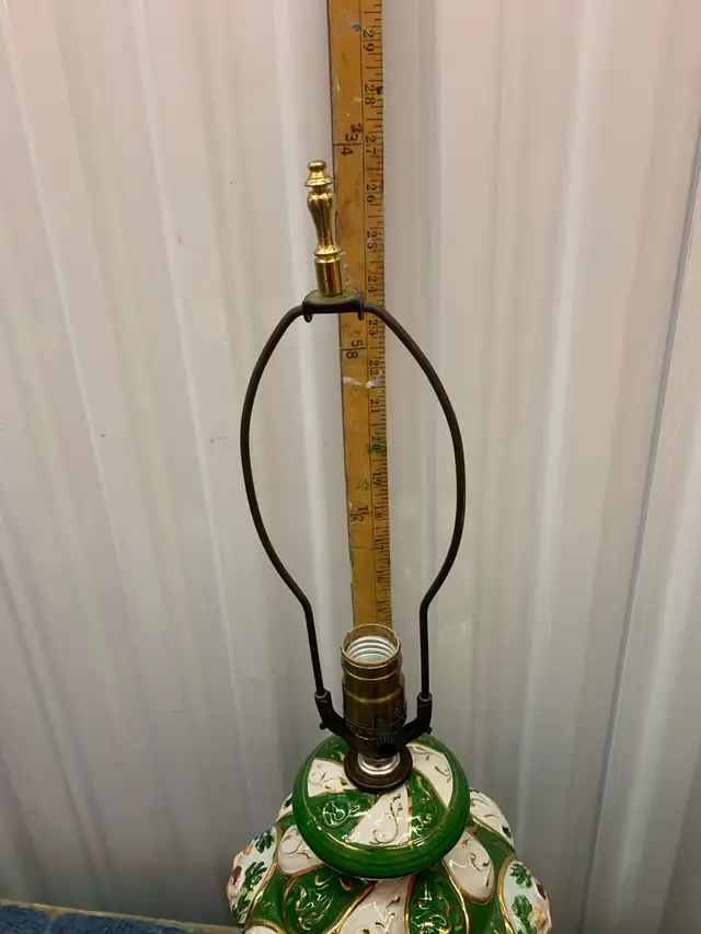 vintage Capodimonte table lamp made in Italy,  in Indoor Lighting & Fans in City of Montréal - Image 4