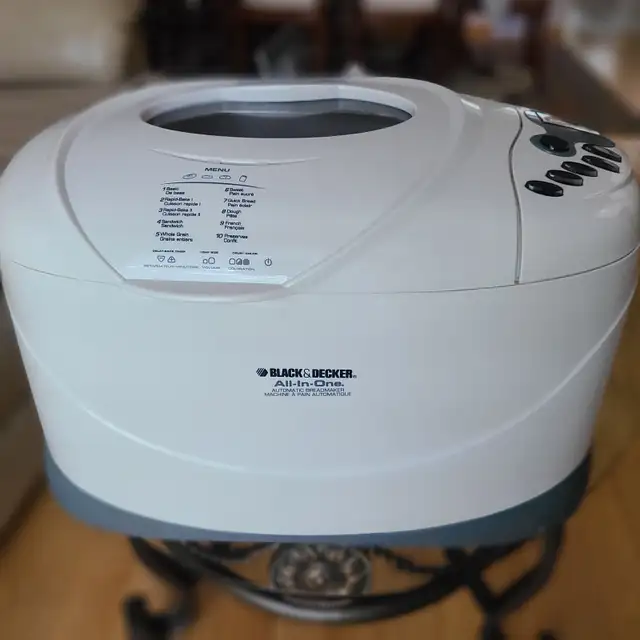 Black & Decker 3lb bread maker. Like NEW.535727084845803524