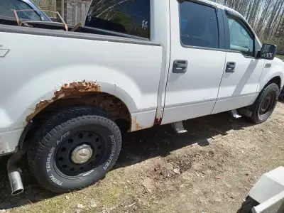 2006 Ford F150 5.4L 4x4 with hydraulic plow,plow works great ,reverse don't work ,it come with a use...