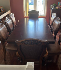 Beautiful Dining Room Furniture Set in Excellent Condition
