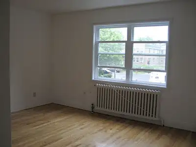 3 1/2, propre, lumineux et sécuritaire, au 1er étage, avec chambre fermée, cusinière et refrigérateu...