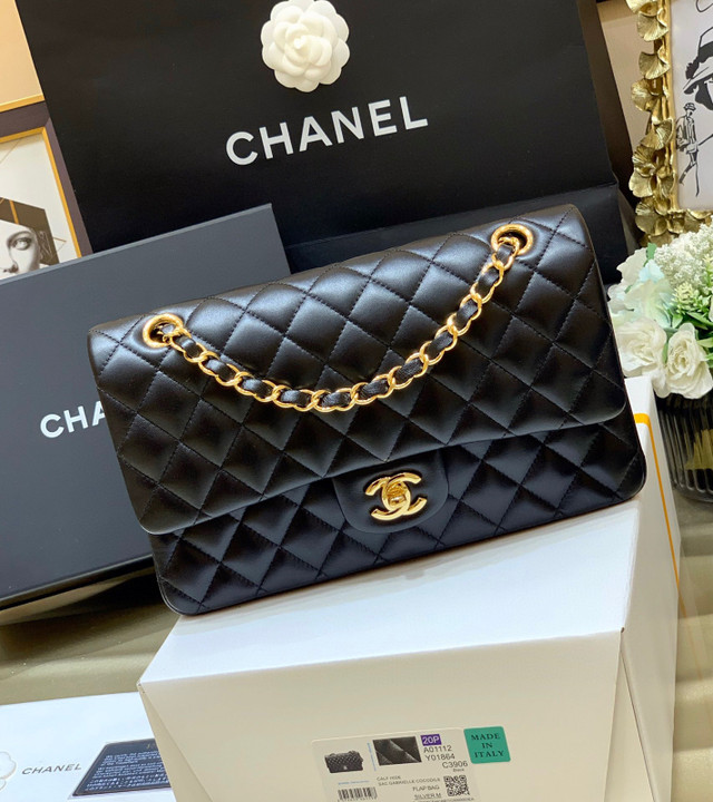 Chanel flapbag size 25 cm  dans Femmes - Sacs et portefeuilles  à Ville de Montréal - Image 2