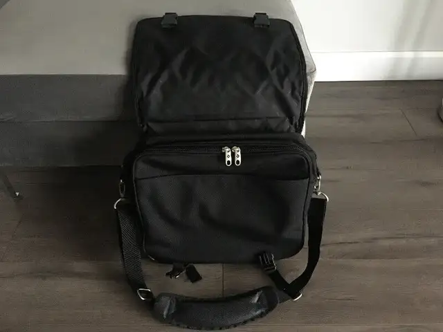 Samsonite Pro Messenger Laptop Briefcase in Laptop Accessories in Windsor Region - Image 5