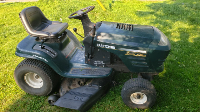 Craftsman riding mower in Lawnmowers & Leaf Blowers in London - Image 3