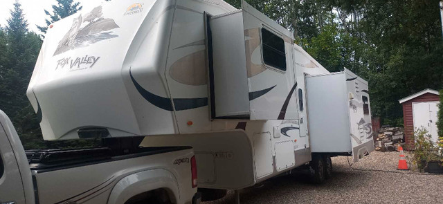 2011 Fox Valley 5th Wheel Camper 32.5ft in Travel Trailers & Campers in Prince Albert - Image 2