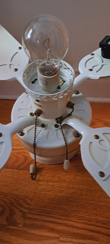 White ceiling fan w bulb, clock- & counterclockwise fan rotation in Indoor Lighting & Fans in City of Toronto