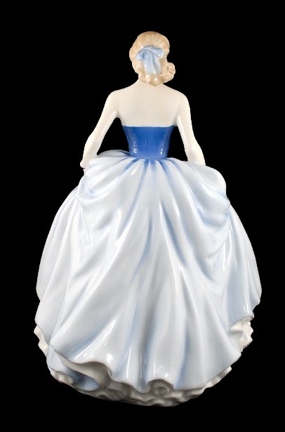 Royal Doulton 'Susan' 2004' Signed on Base Figure of the Year in Arts & Collectibles in Markham / York Region - Image 3