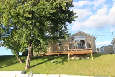 For sale is an all-season house, right on Muskrat Lake in Cobden, Ontario. About 1 hour from west of...