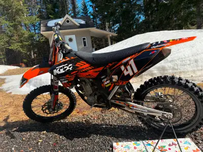 Motocross KTM 250cc 4 temps modifiée à 280cc en très bonne état, mécanique A1. Pas beaucoup de kilom...