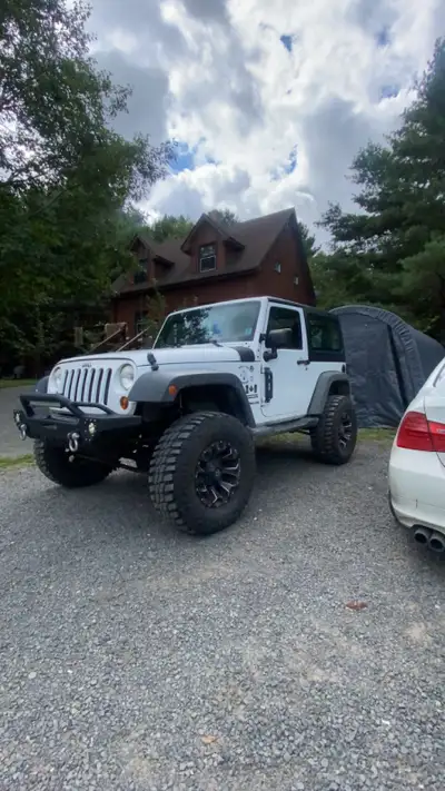 2013 Jeep Wrangler 6 speed 4” lift 35” tires