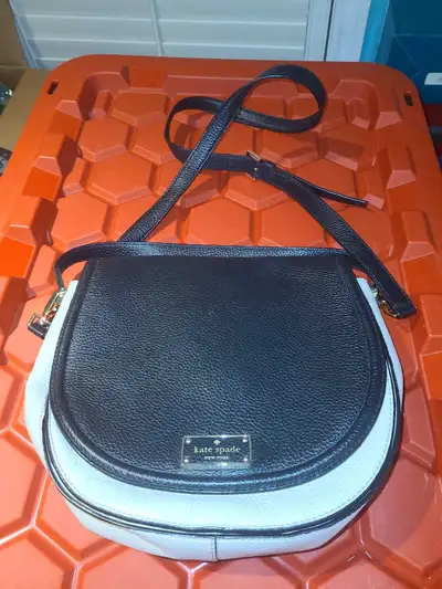 In excellent condition, used maybe 3 times. No stains, tears or rips. Bag's measurements are: 11 x 9...