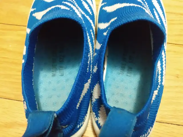 Size 9 - Jan & Jul Xplorer Knit Slip On Shoes (Blue/White) in Kids & Youth in City of Toronto - Image 7