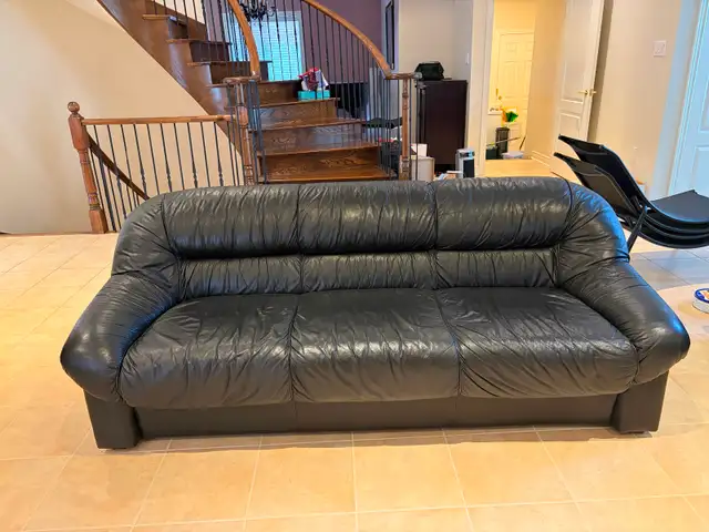 Vintage black 3-seater leather sofa in Couches & Futons in Mississauga / Peel Region - Image 2