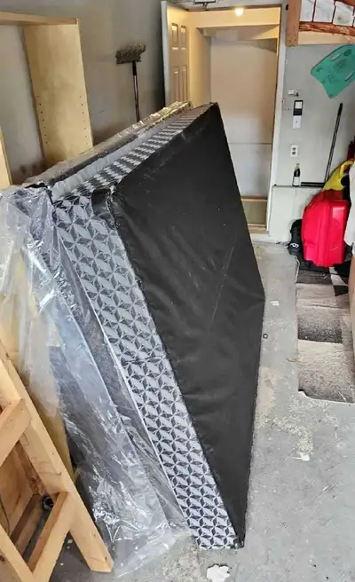 Queen box spring New - Queen sommier neuf, View more