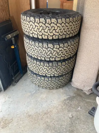 4 almost new ko2 tires!! Approximately 5,000 km only on these tires !! Came off a sierra!! Great buy...