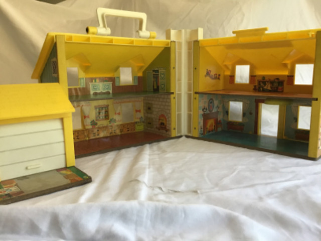VINTAGE FISHER PRICE FAMILY PLAYHOUSE in Arts & Collectibles in Markham / York Region - Image 2