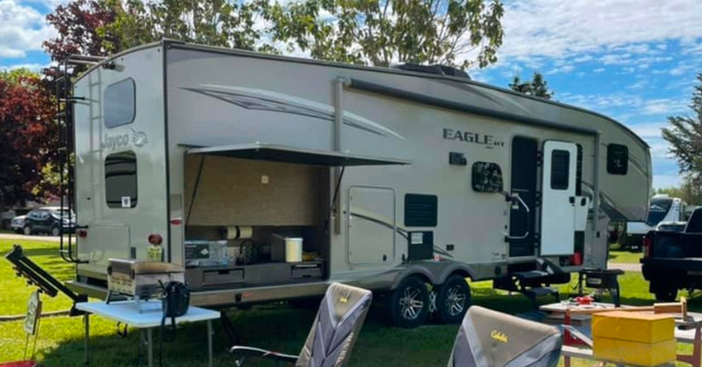 2017 Jayco Eagle HT 29.5BHDS Fifth Wheel in Travel Trailers & Campers in Dartmouth - Image 2