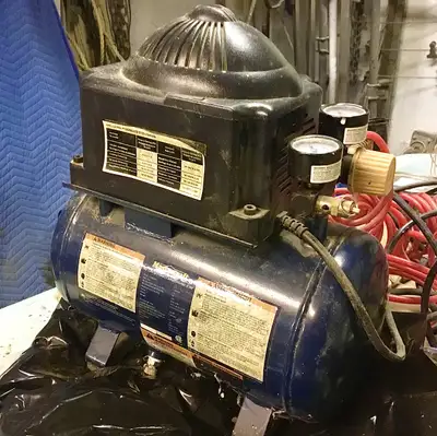 SMALL AIR COMPRESSOR Almost no hours of use, it’s been collecting dust, waiting for a new owner. Ide...