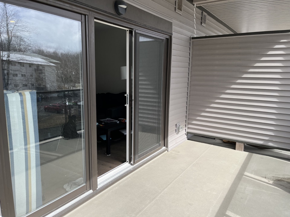 AVAILABLE NOW - MODERN 1 BEDROOM/1 BEDROOM APARTMENT 2
