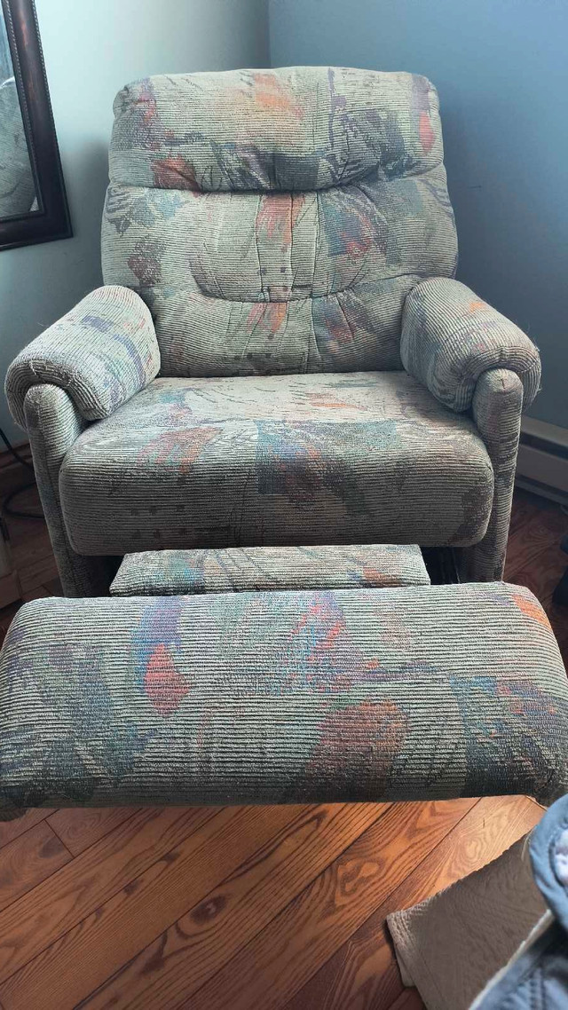 petit fauteuil inclinable manuel dans Chaises, Fauteuils inclinables  à Laval/Rive Nord - Image 2