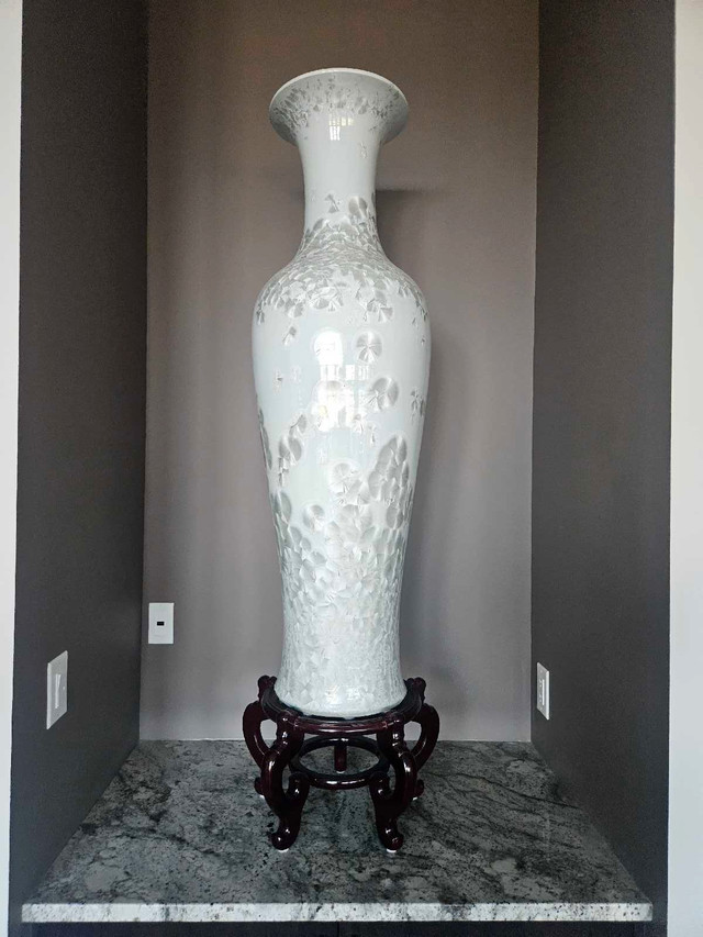 Long Necked White Porcelain Vase with Mother of Pearl in Home Décor & Accents in Winnipeg - Image 4