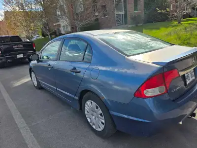 Honda civic 2010 en très bon état, avec à hitch vélo et 4 pneus d'été sur jantes.