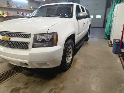 2013 Chevrolet Suburban LT 5.3L 186,000kms Black Leather Heated seats front and second row Power win...