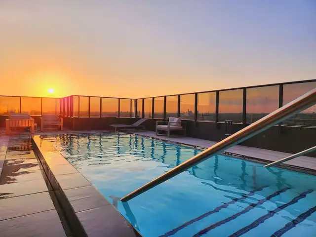 huge 1 bedroom + den in heart of downtown with rooftop pool