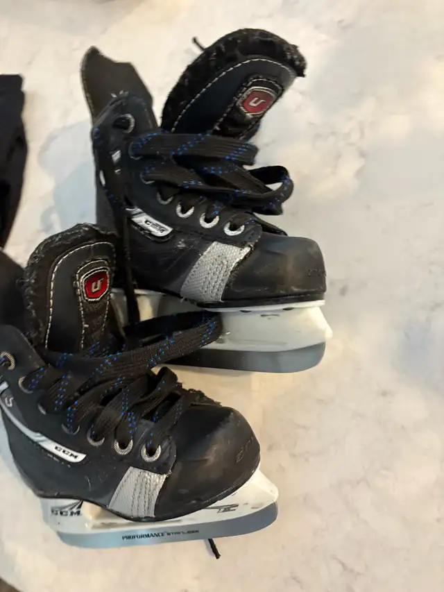 kids youth hockey skates size 8  in Skates & Blades in Guelph - Image 4