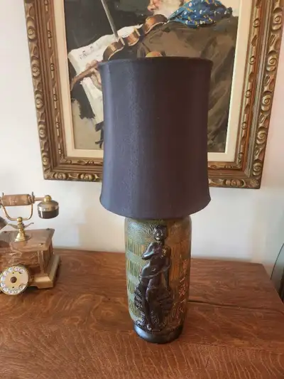 Année 1920-30, Art Déco ,art nouveau. Lampe en céramique scultée , signée par l'artiste Italien UGO...