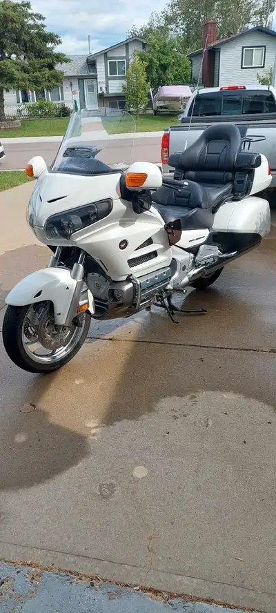 2014 GL 1800 Comfort/Nav strong engine, good brakes, good tires, full LED headlight conversion, grea...