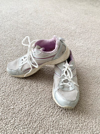 Running shoes (size 7)