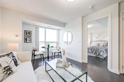 1 Bed Condo Apartment in Richmond Hill with Parking & Locker