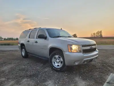 2009 Chevy Suburban K1500 5.3L w/ 6spd auto 4x4 LS trim line, cloth seats, 40/20/40 front bench conf...