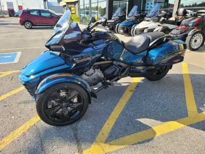 2023 Can am Spyder F3-T, ``3500km seulment avec GIVI E 450, 45 LITRE TOPCASE NEUF CAPACITER DE DEUX...