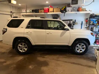 2024 Toyota forerunner SR5 7 passenger Tow package Sunroof Power seats Heated seats and heated steer...