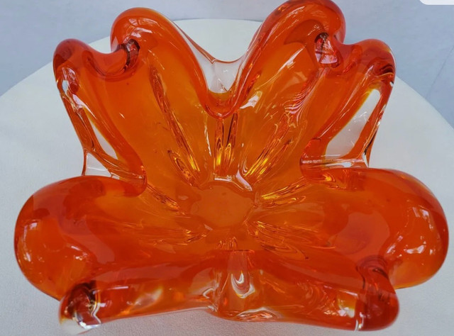 Mid Century Modern Electric Orange Ruffled Art Glass Bowl in Arts & Collectibles in Saskatoon - Image 2
