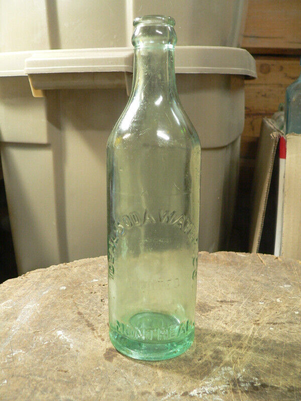 plusieurs bouteille antique de liqueur embossé a différent prix dans Art et objets de collection  à Lanaudière - Image 4