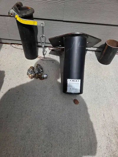 T-Built gooseneck adapter hitch. 2 Years old, like new. $350. Located in Quesnel BC.