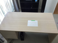 Table/bureau de travail rectangulaire avec caisson intégré