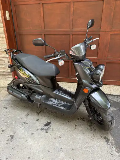 Impeccable scooter Yamaha BWS 50 CC. 2 proprios ! Changement d’huile (les 2) fait pour la saison . T...