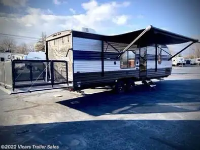 MUST SELL! Includes extended warranty until 2028! Toy Hauler. Excellent condition. Well taken care o...