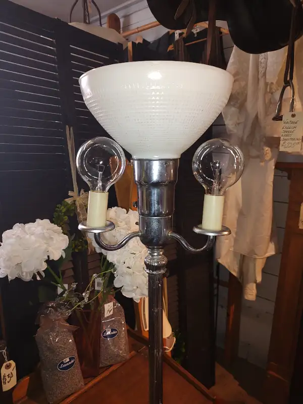 Floor lamp in Indoor Lighting & Fans in Ottawa - Image 4