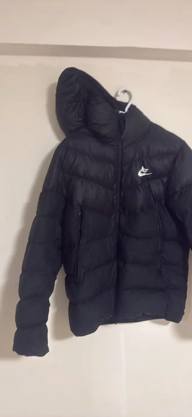 Nike Puffer Jacket in Men's in Mississauga / Peel Region - Image 4