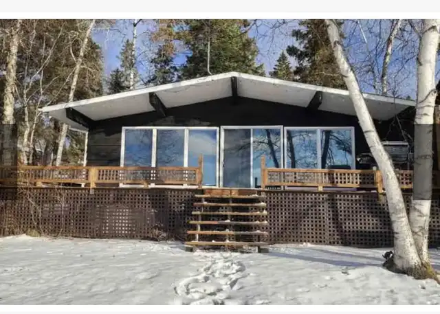 Lake front Cabin on Emma Lake in Saskatchewan in Canada - Image 2